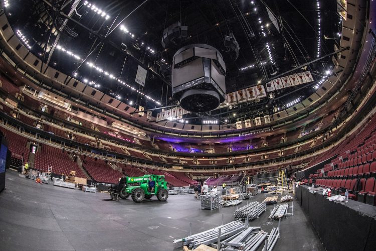 The United Center is being transformed with the installation of Laver Cup's unique, sleek black court. Photo: Ben Solomon
