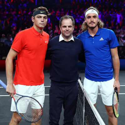 Taylor Fritz and Stefanos Tsitsipas pose with Severin Luthi, trainer of Roger Federer at the coin toss