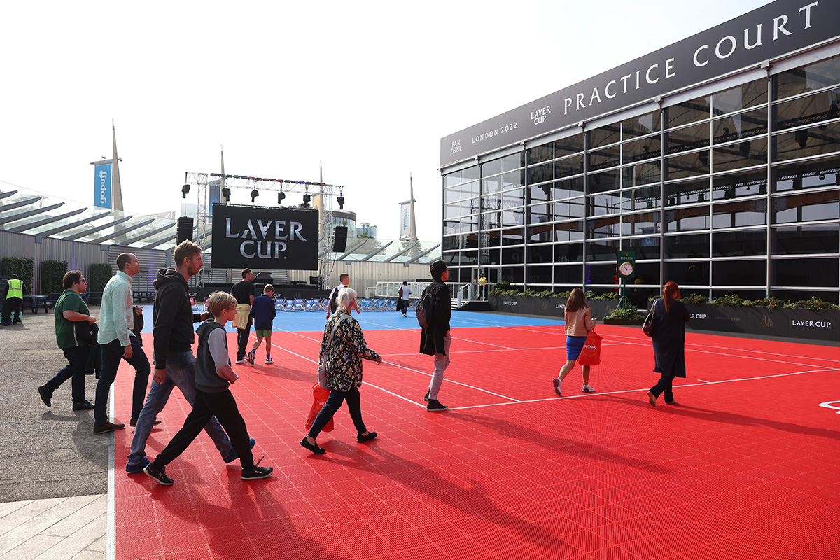 The first fans ahead towards the Practice Court situated in the Laver Cup Fan Zone. 