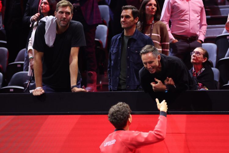 Canadian Steve Nash, an eight-time NBA All-Star, talks to Ben Shelton. Next to Nash are Roger Federer and Dirk Nowitzki, former NBA player. Photo by Clive Brunskill/Getty Images.