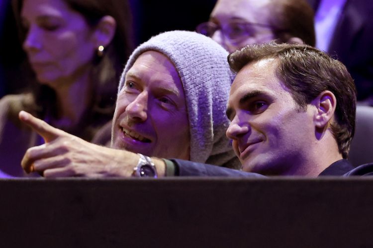 Coldplay singer Chris Martin with Roger Federer. Photo by Clive Brunskill/Getty Images.