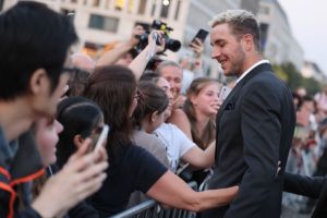 Jan-Lennard Struff greets fans at Brandenburg Gate. Photo by Gerald Matzka/Getty Images