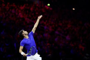 Carlos Alcaraz serves against Ben Shelton. Photo by Clive Brunskill/Getty Images