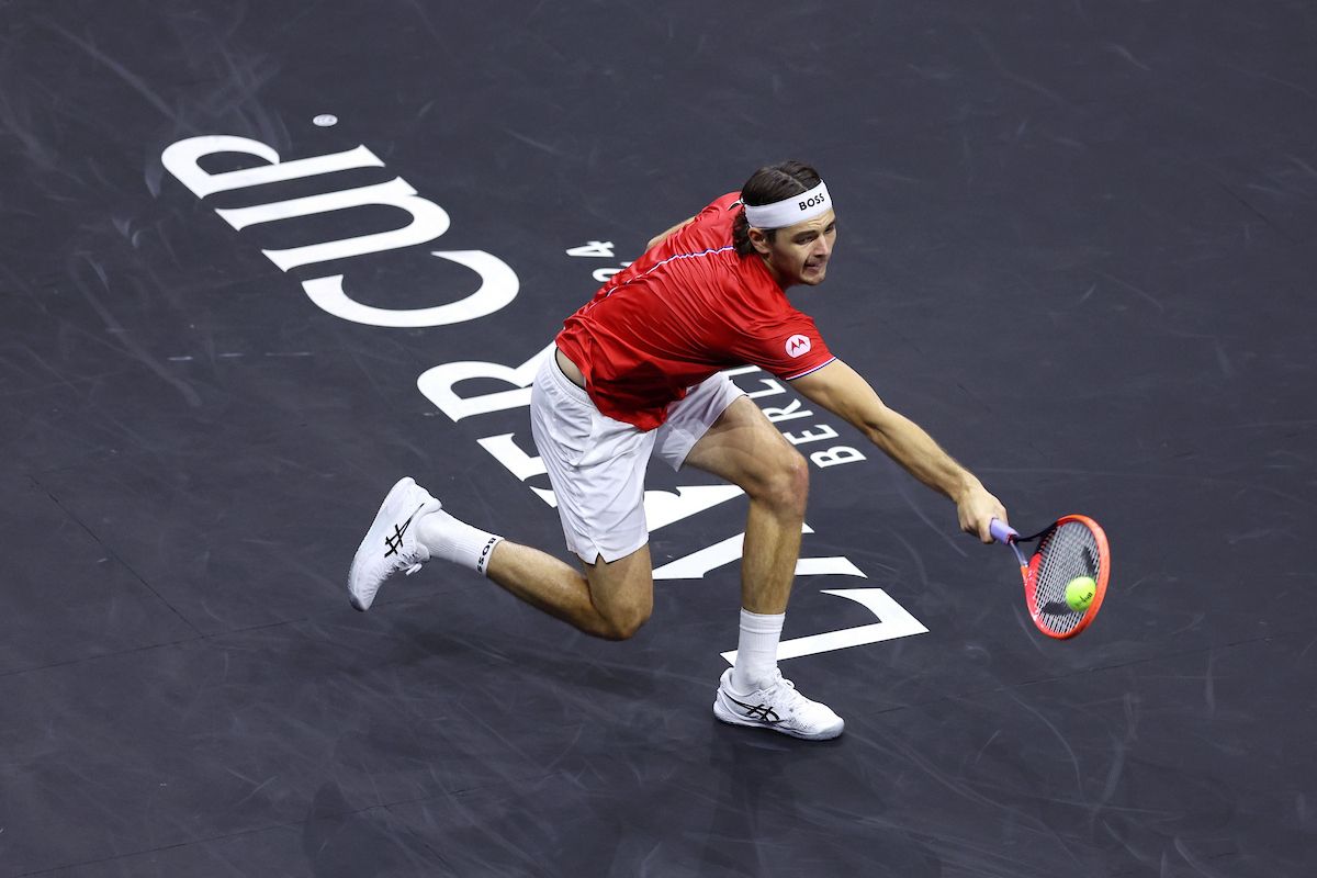 Taylor Fritz plays a backhand against Alexander Zverev. Photo by Clive Brunskill/Getty Images