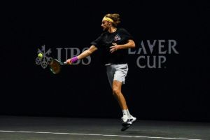 Greek star Stefanos Tsitsipas shows his style at practice. Photo by Luciano Lima/Getty Images