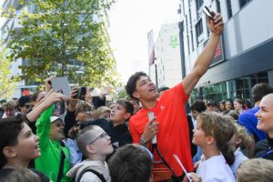 Team World's Ben Shelton mixes with the crowd in the Laver Cup Fan Zone. Photo by Luciano Lima/Getty Images