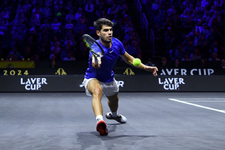 Carlos Alcaraz stretches for a forehand during his debut for Team Europe in Berlin. Photo by Luciano Lima/Getty Images