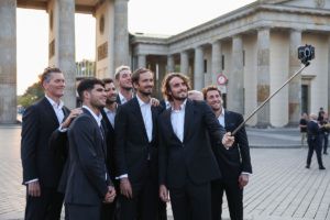 Team Europe get in the frame at the iconic photo shoot. Photo by Maja Hitij/Getty Images