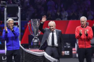 Tennis legend Rod Laver greets Berlin. Photo by Maja Hitij/Getty Images