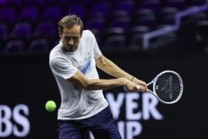 Daniil Medvedev plays a backhand. Photo by Maja Hitij/Getty Images