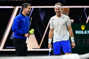 Casper Ruud shares a joke with Tim Henman during a Team Europe practice. Photo: Ben Solomon/Laver Cup