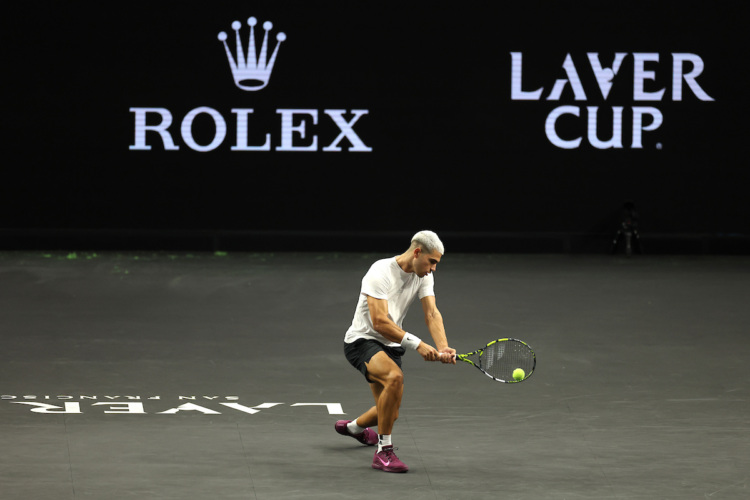 Carlos Alcaraz hits on the Laver Cup black court in San Francisco for the first time. 