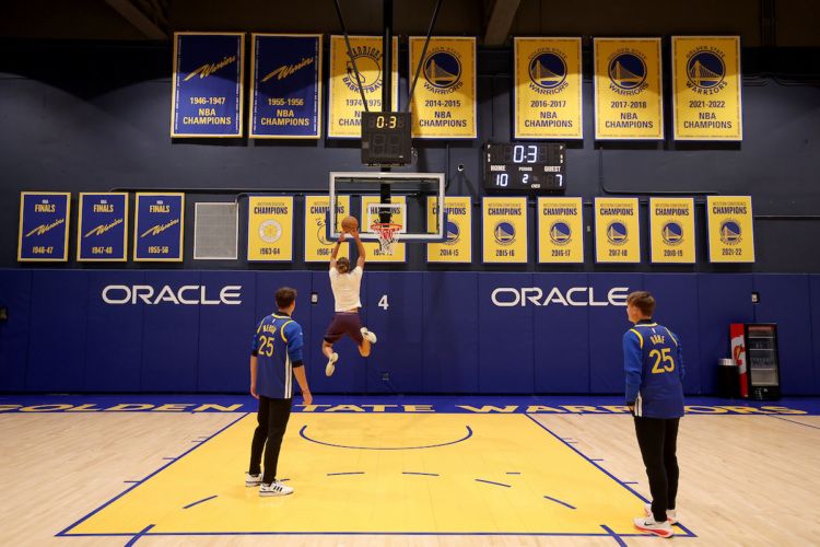 Slam dunk special: Alexander Zverev shows his basketball skills at Chase Center, home of the Golden State Warriors. 