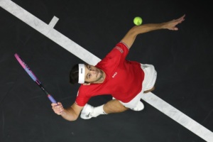 Taylor Fritz takes aim