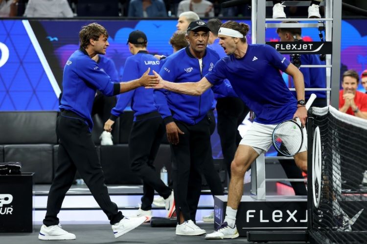 Alexander Zverev goes all out to haul the Laver Cup into a Decider.