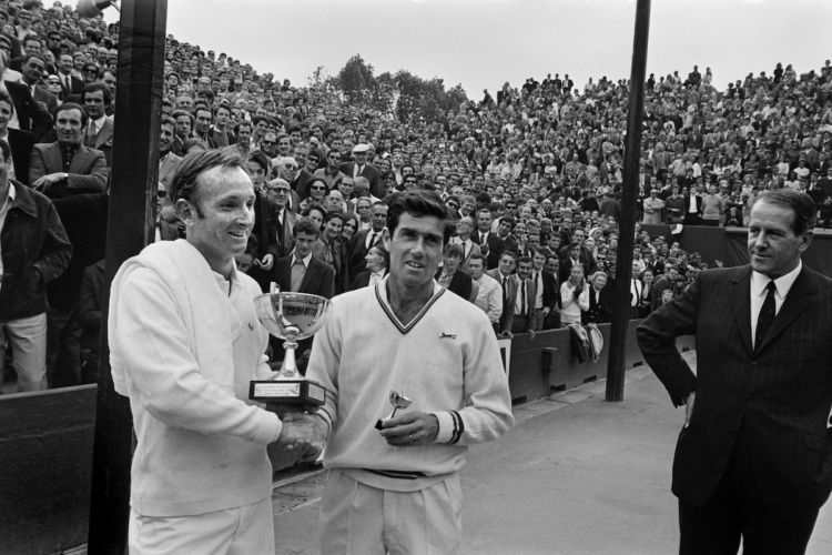 Australian tennis player Rod Laver (L) holds the winner's trophy on June 7, 1969 after defeating his compatriot Ken Rosewall in the men's final at Roland Garros in 1969. 