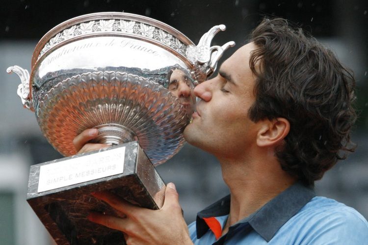 Roger Federer achieved a career Grand Slam in 2009 after winning Roland-Garros, his 14th major. 