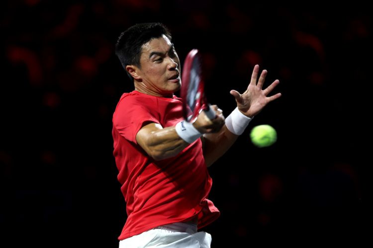 Brandon Nakashima withstands the pressure to win his first Laver Cup point.