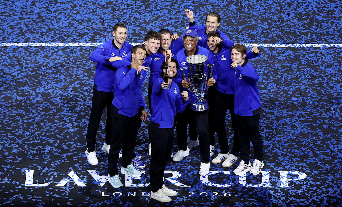 LONDON, ENGLAND - SEPTEMBER 27: Team Europe pose for a selfie with the Laver Cup trophy on day three of Laver Cup 2026 at The O2 on September 27, 2026 in London, England. (Photo by James Fearn/Getty Images for Laver Cup) Laver Cup 2026 – Day 3